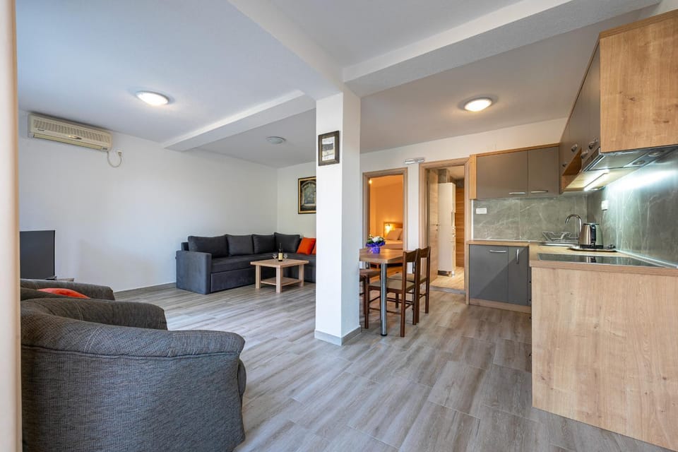 Kitchen or kitchenette, Living room, Seating area, Dining area, pet friendly, stove