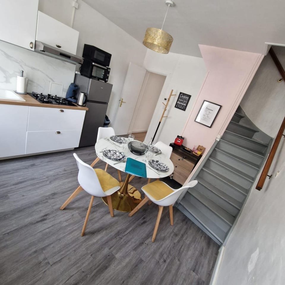 Coffee/tea facilities, Kitchen or kitchenette, microwave, oven, stove