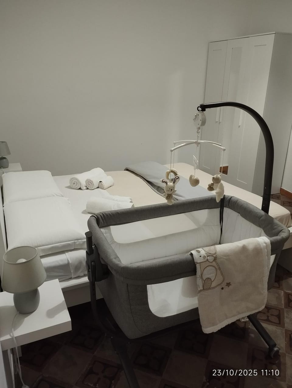 Bed, Photo of the whole room, Bedroom, cot