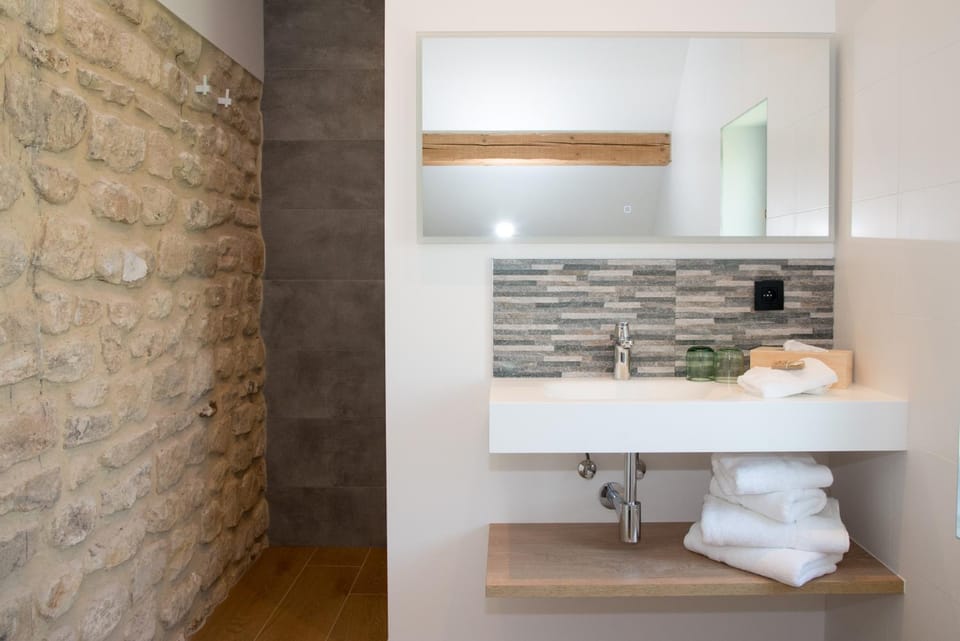 Bathroom, towels