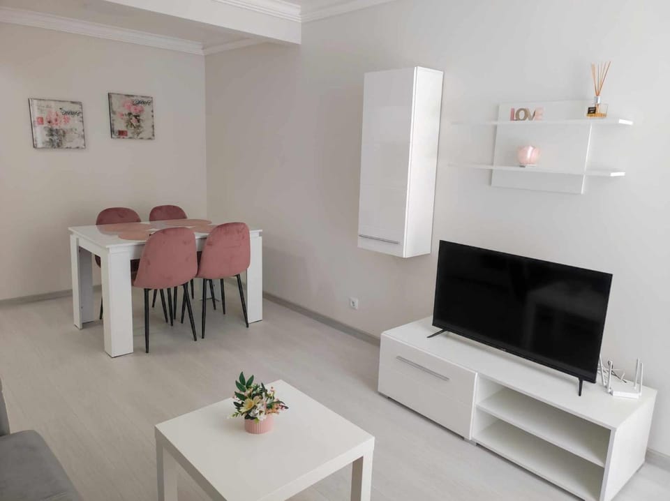 Communal lounge/ TV room, TV and multimedia, Living room, Seating area, Dining area, Evening entertainment