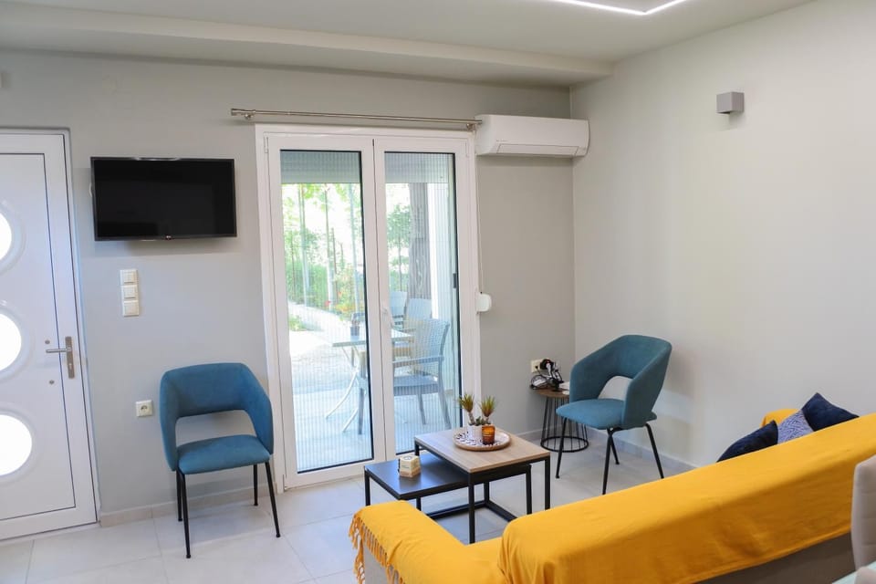 TV and multimedia, Living room, Seating area, air conditioner