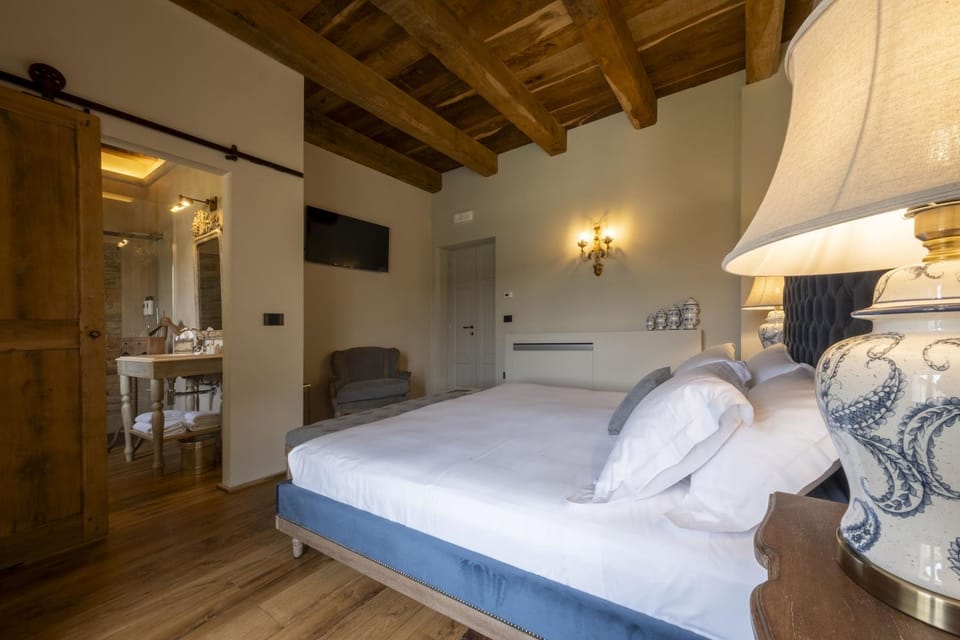 TV and multimedia, Photo of the whole room, Bedroom
