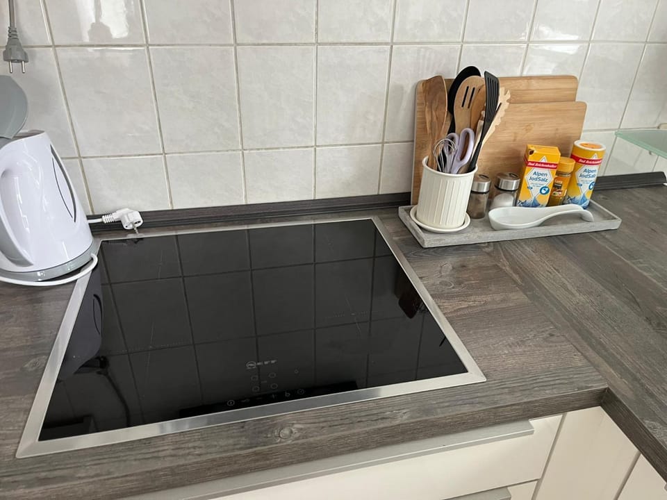 Coffee/tea facilities, Kitchen or kitchenette, stove