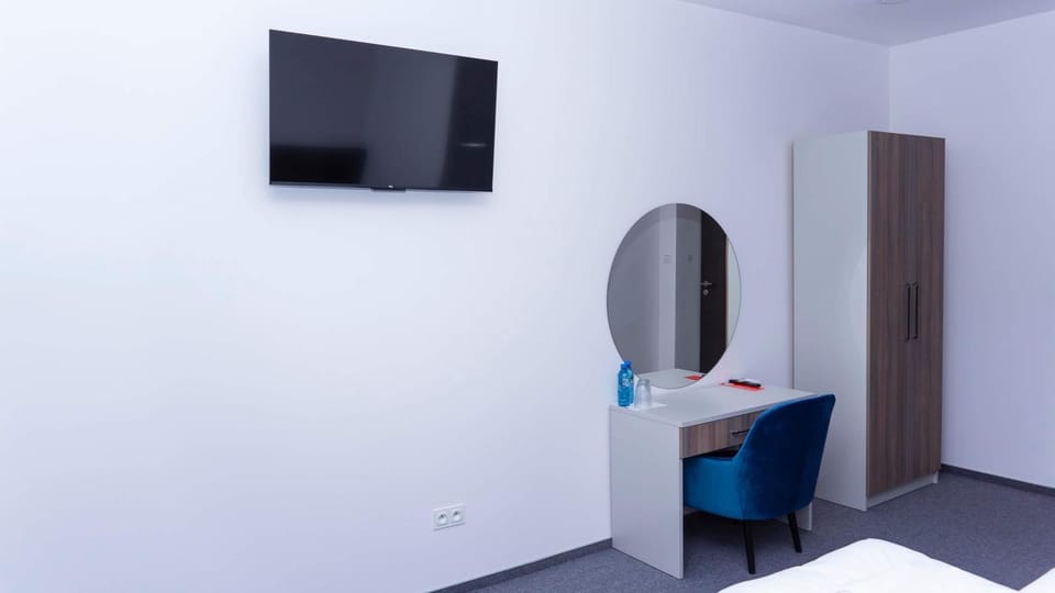 Bed, TV and multimedia, Photo of the whole room, Bedroom, hair dresser, wardrobe