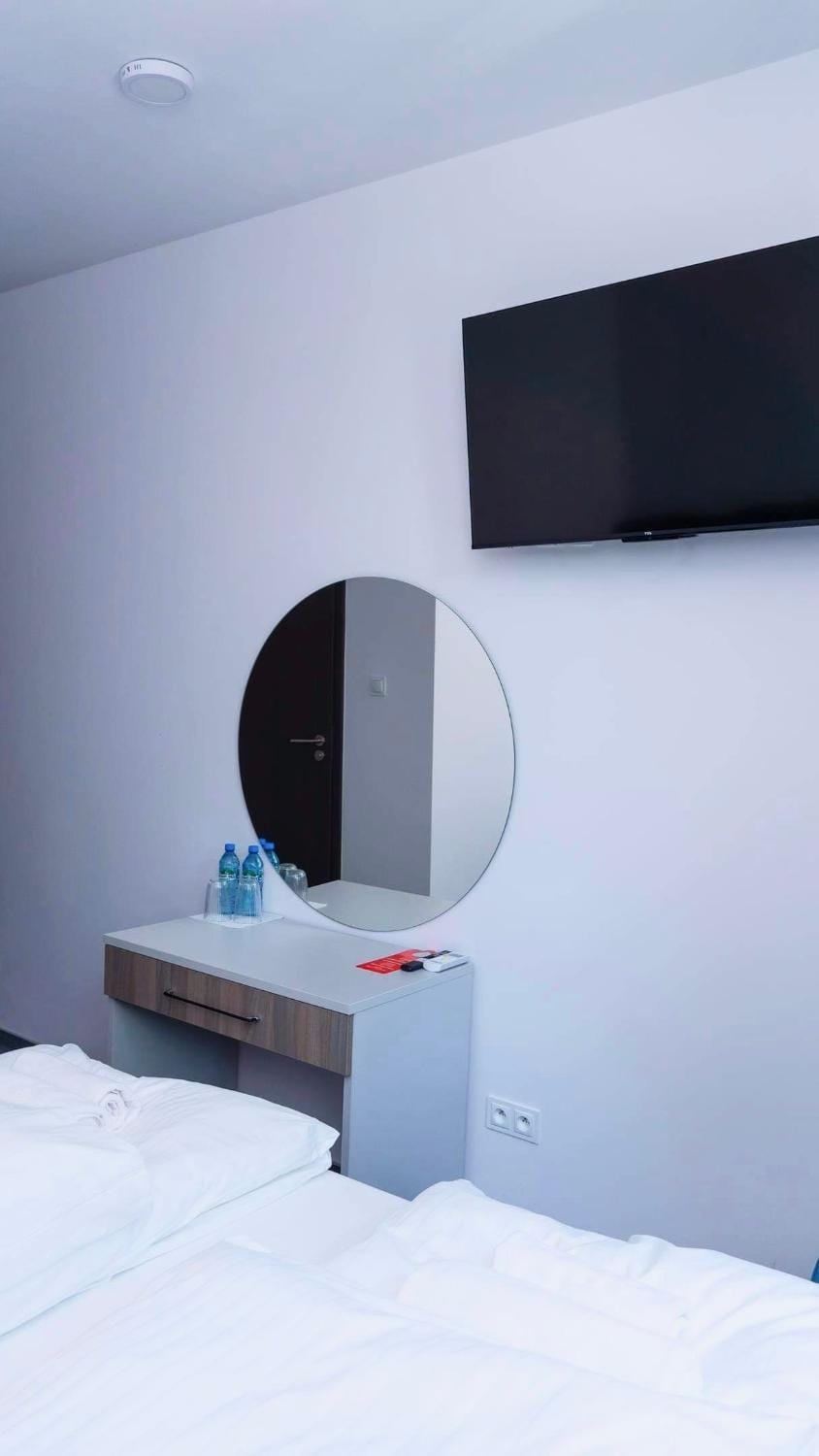 Bed, TV and multimedia, Photo of the whole room, Bedroom