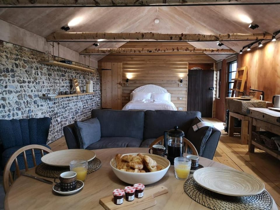 Living room, Seating area, Dining area, Breakfast