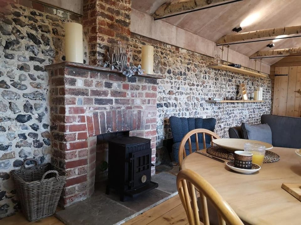 Dining area, fireplace