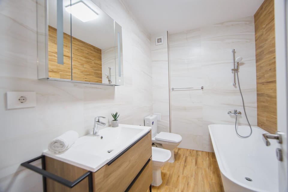 Shower, Toilet, Bathroom, Bath, towels