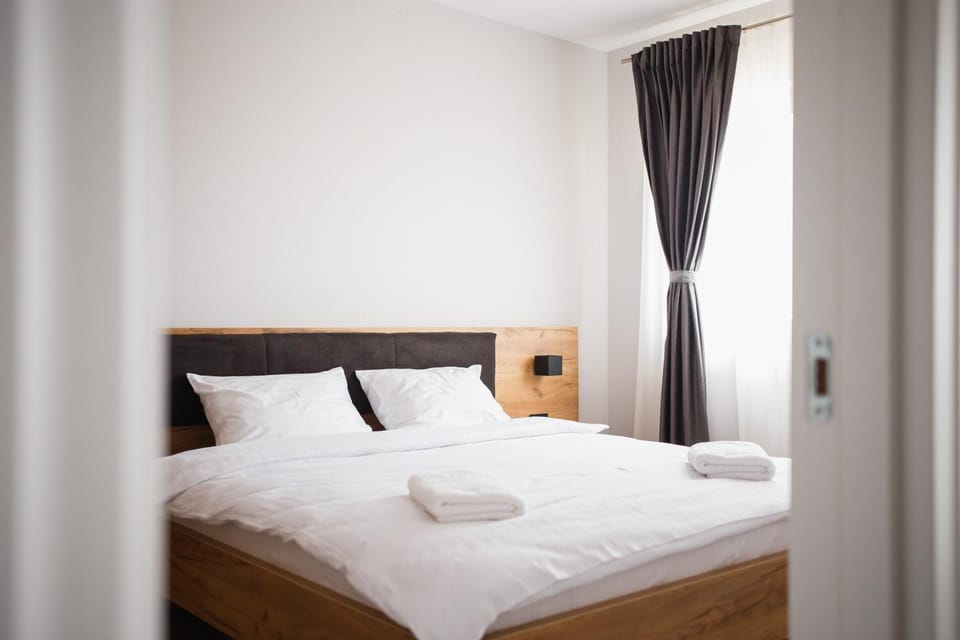 Bed, Bedroom, towels