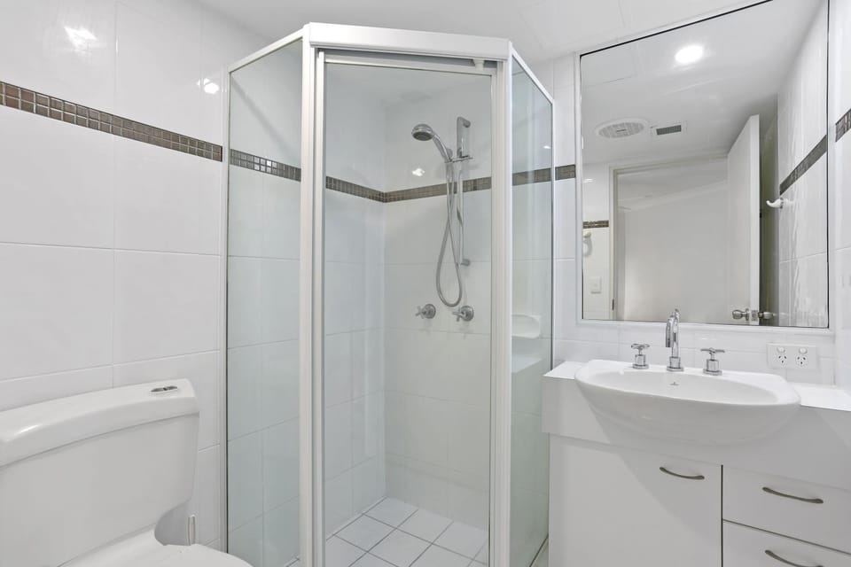 Shower, Toilet, Bathroom, towels
