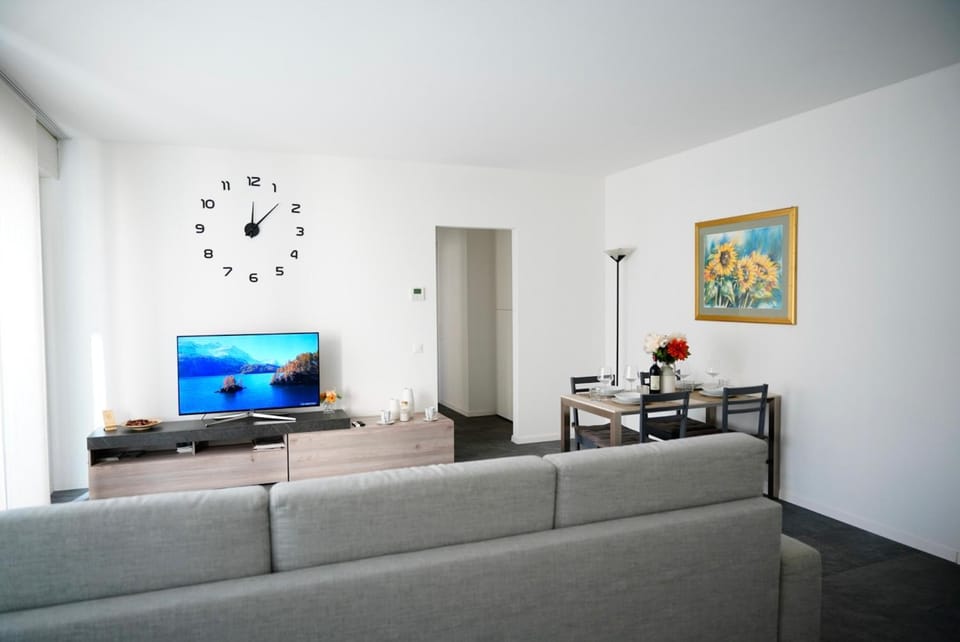 Communal lounge/ TV room, TV and multimedia, Living room, Dining area, Evening entertainment