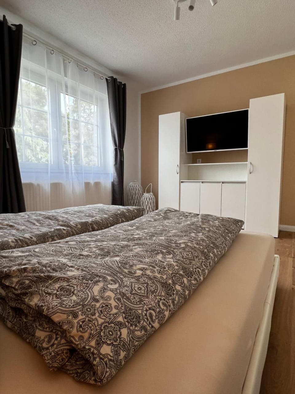 Bed, TV and multimedia, Bedroom