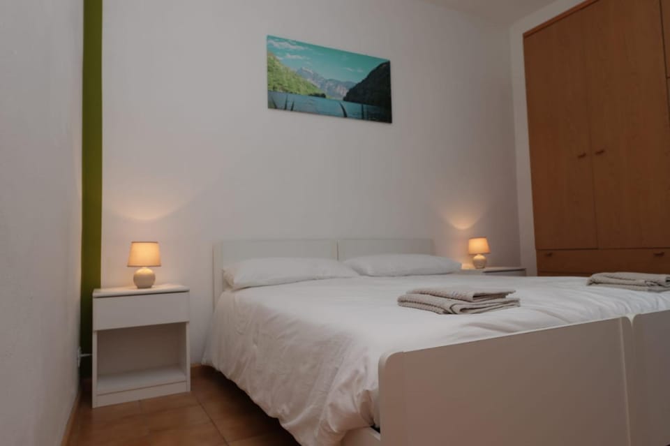 Bed, Bedroom, towels, wardrobe