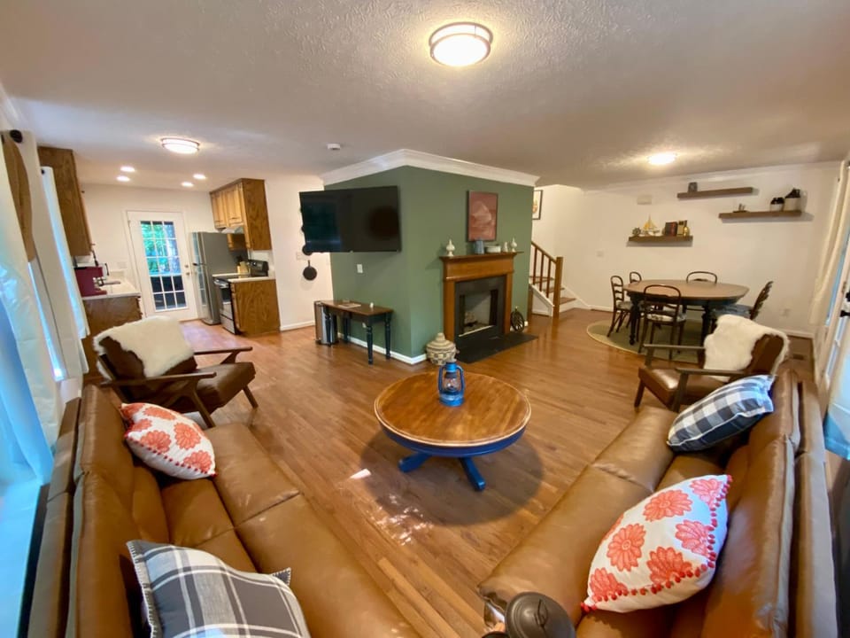 Communal lounge/ TV room, TV and multimedia, Kitchen or kitchenette, Living room, Seating area, Dining area