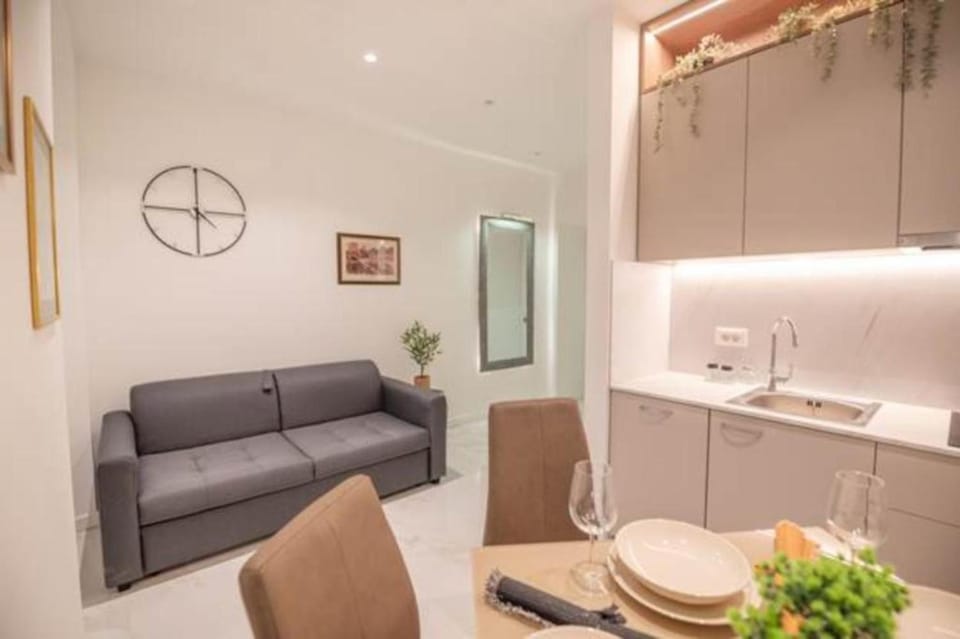 Kitchen or kitchenette, Seating area, Dining area