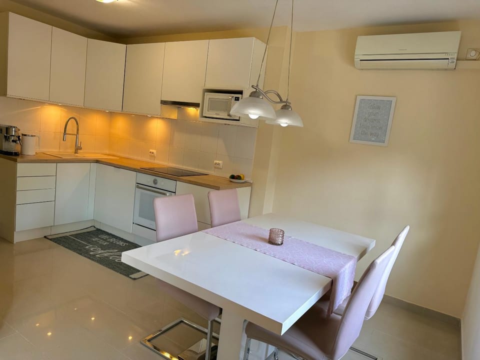 Dining area, Breakfast, Breakfast, Dinner, Dinner, kitchen, kitchen