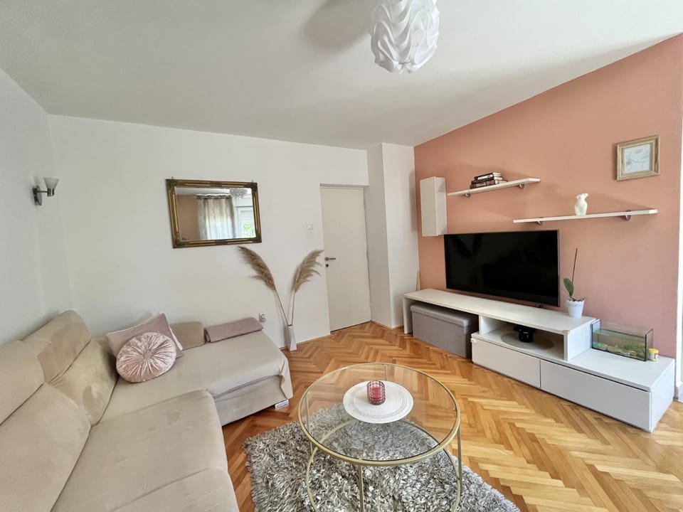 TV and multimedia, Living room, Seating area, Evening entertainment