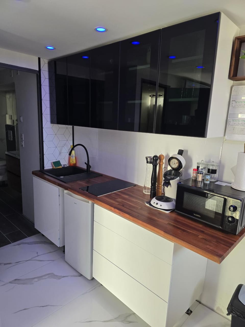 Coffee/tea facilities, Kitchen or kitchenette, stove