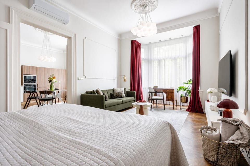Bed, TV and multimedia, Living room, Photo of the whole room, Seating area, Bedroom, air conditioner