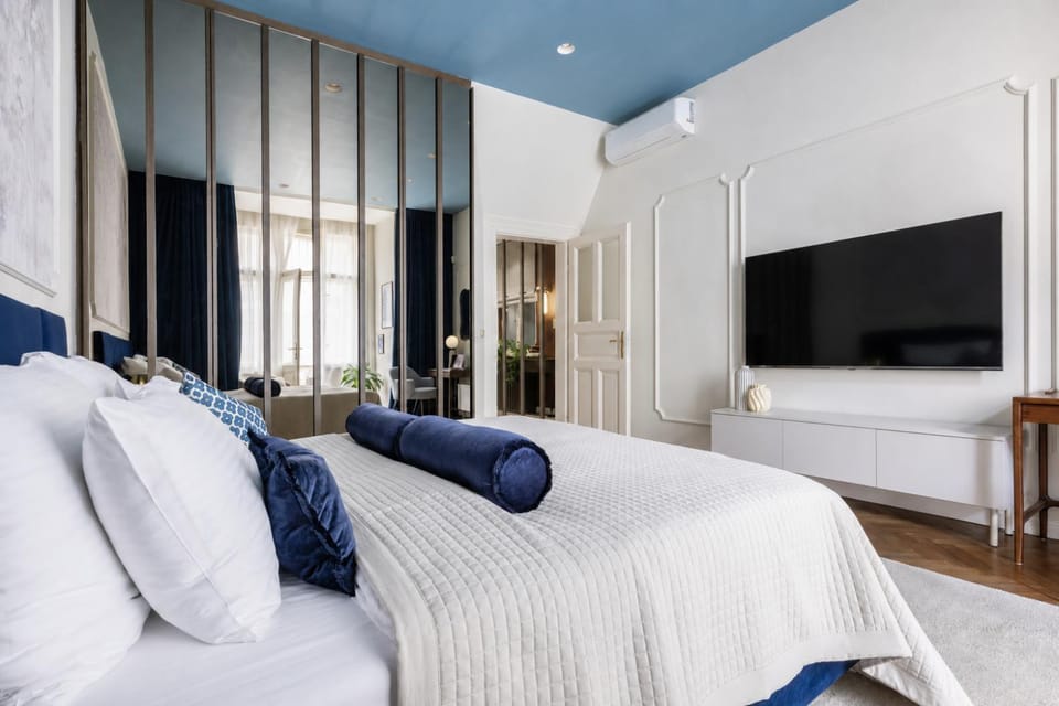 Bed, TV and multimedia, Photo of the whole room, Decorative detail, Bedroom, air conditioner