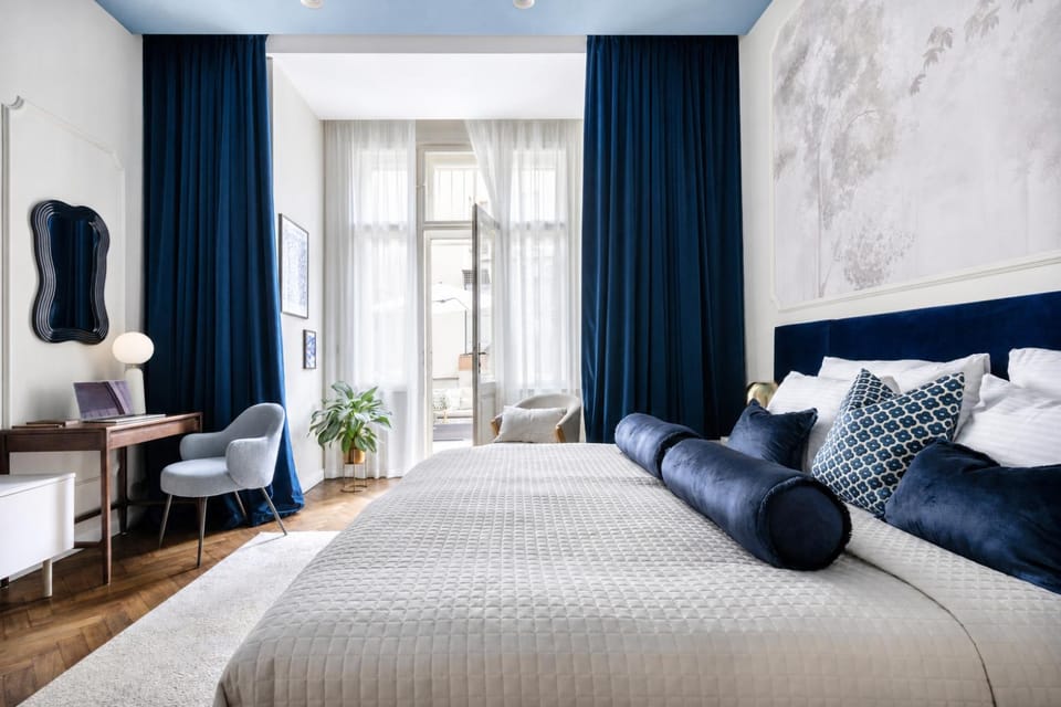 Bed, Balcony/Terrace, Decorative detail, Seating area, Bedroom