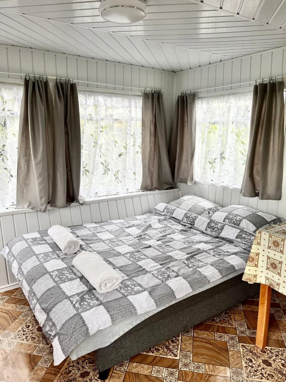 Bed, Dining area, Pets, towels, towels