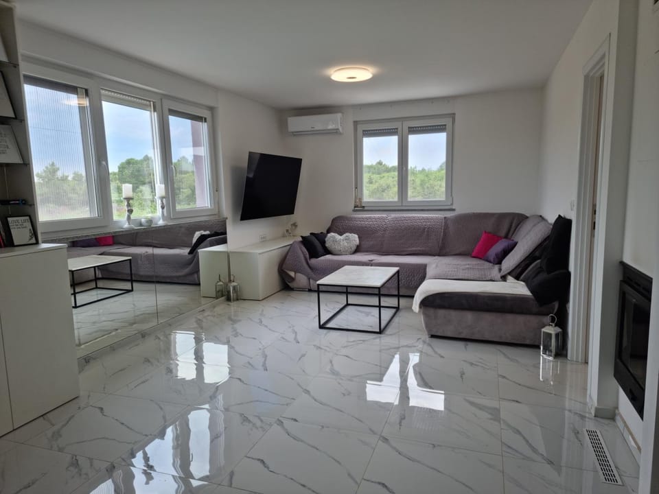 Communal lounge/ TV room, TV and multimedia, Living room, Seating area