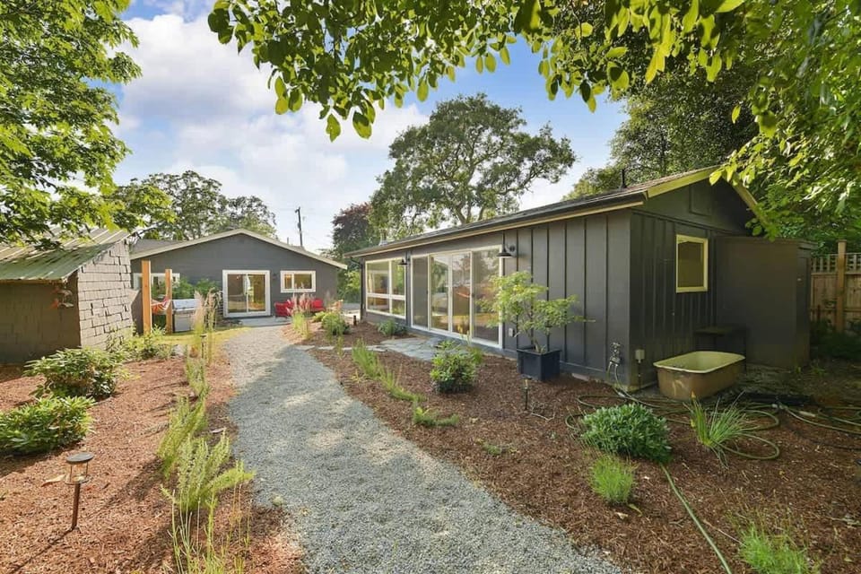 The Bayside Cottage by EMR Vacation Rentals House in Victoria