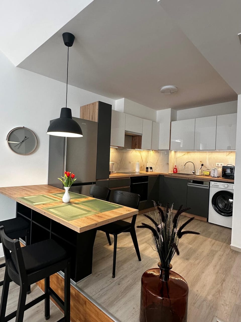 Coffee/tea facilities, Dining area, dishwasher, microwave, oven, stove, washing machine, kitchen