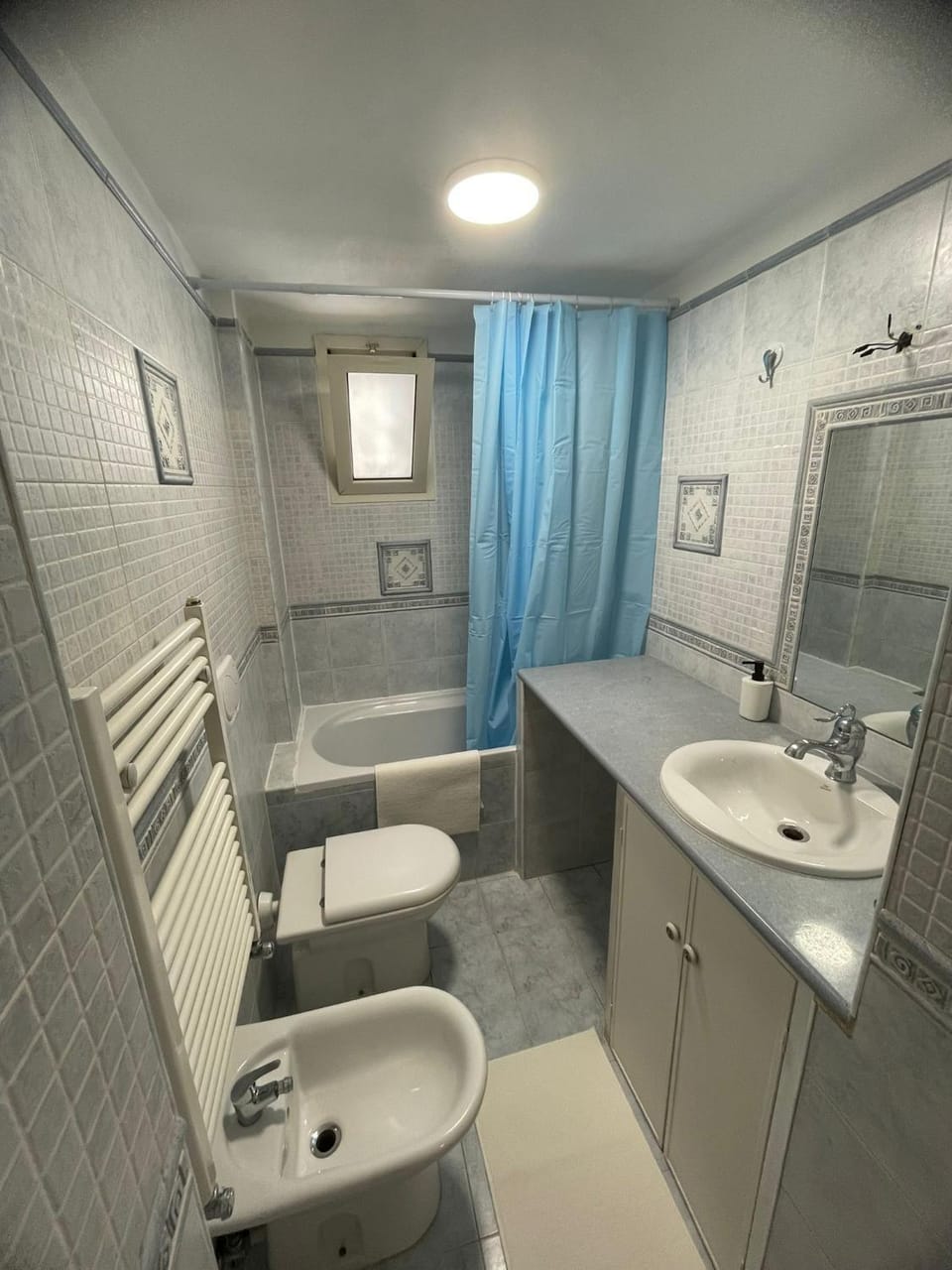 Shower, Toilet, Bathroom, Bath, bidet, towels