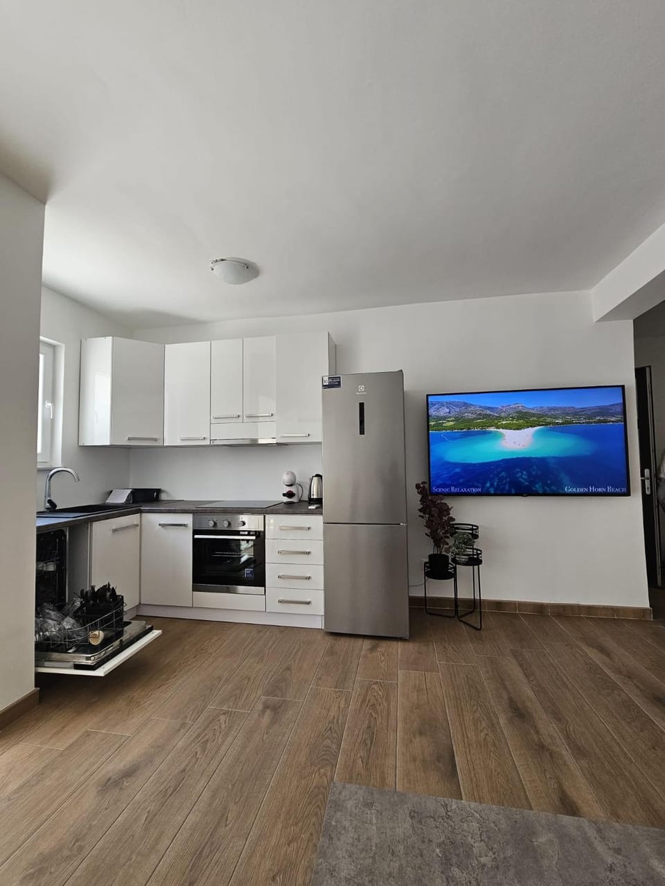 TV and multimedia, Kitchen or kitchenette, dishwasher, oven, stove