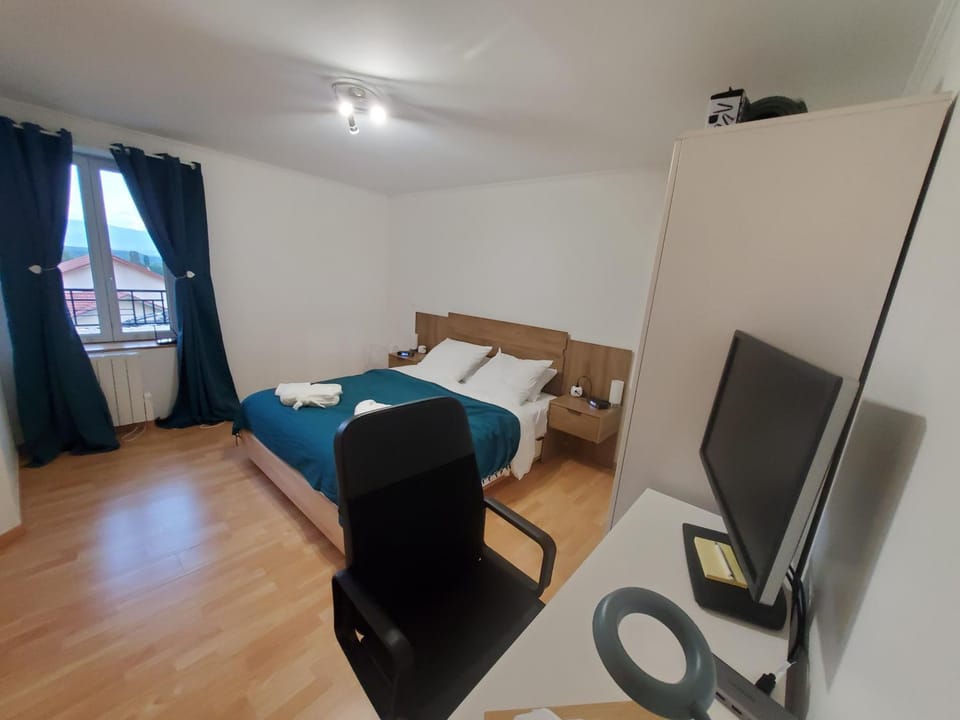 Bed, Night, TV and multimedia, Photo of the whole room, Seating area, Bedroom, hair dresser