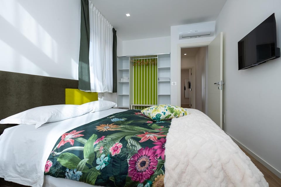 Bedroom, towels, wardrobe