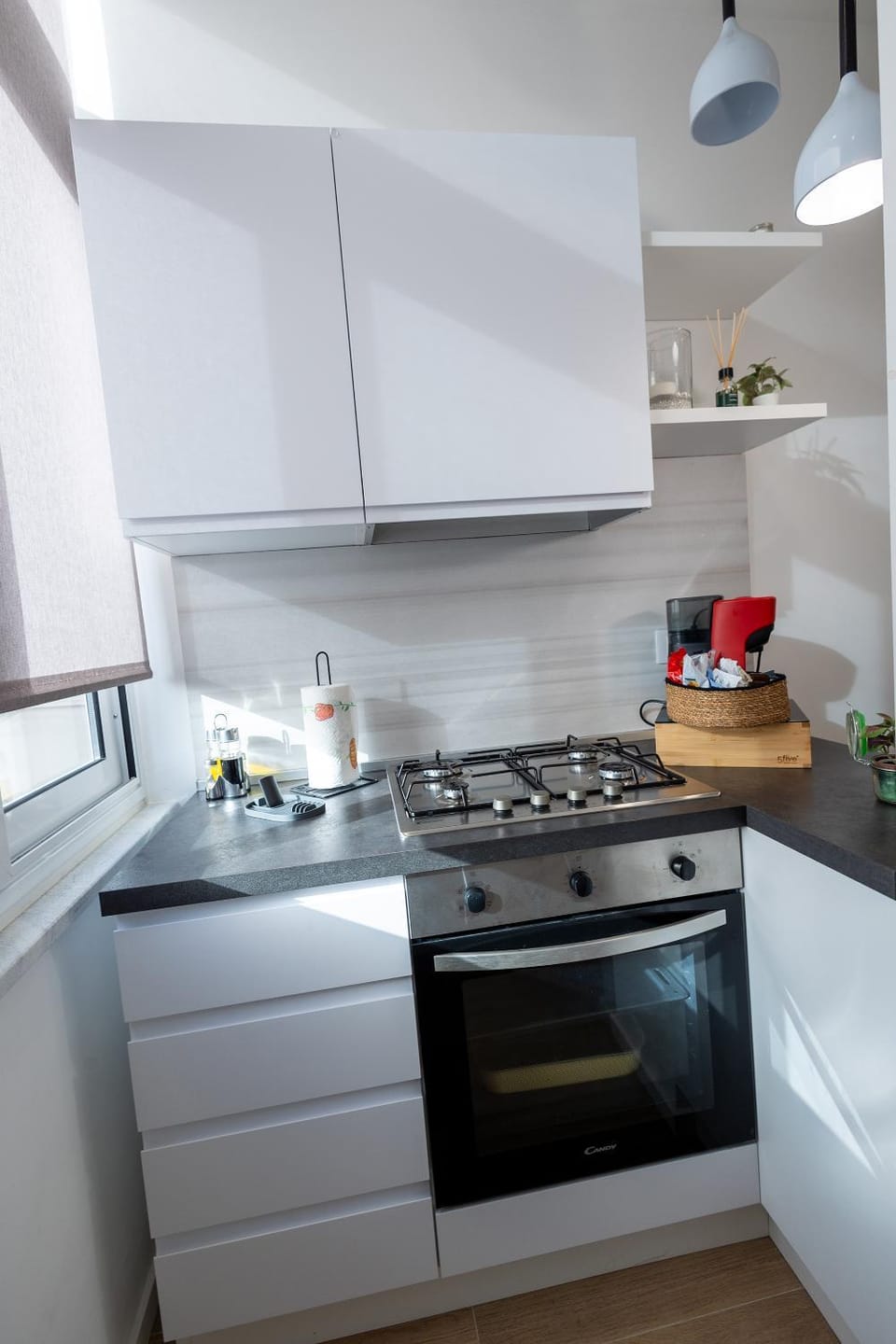 Coffee/tea facilities, Kitchen or kitchenette, stove