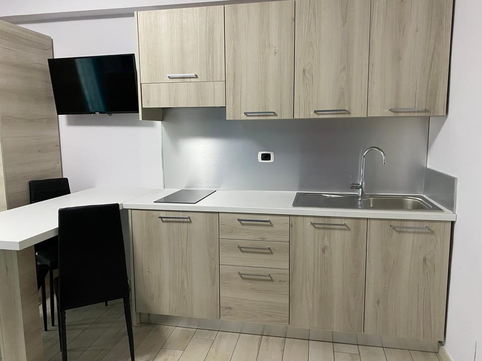Kitchen or kitchenette, minibar, stove