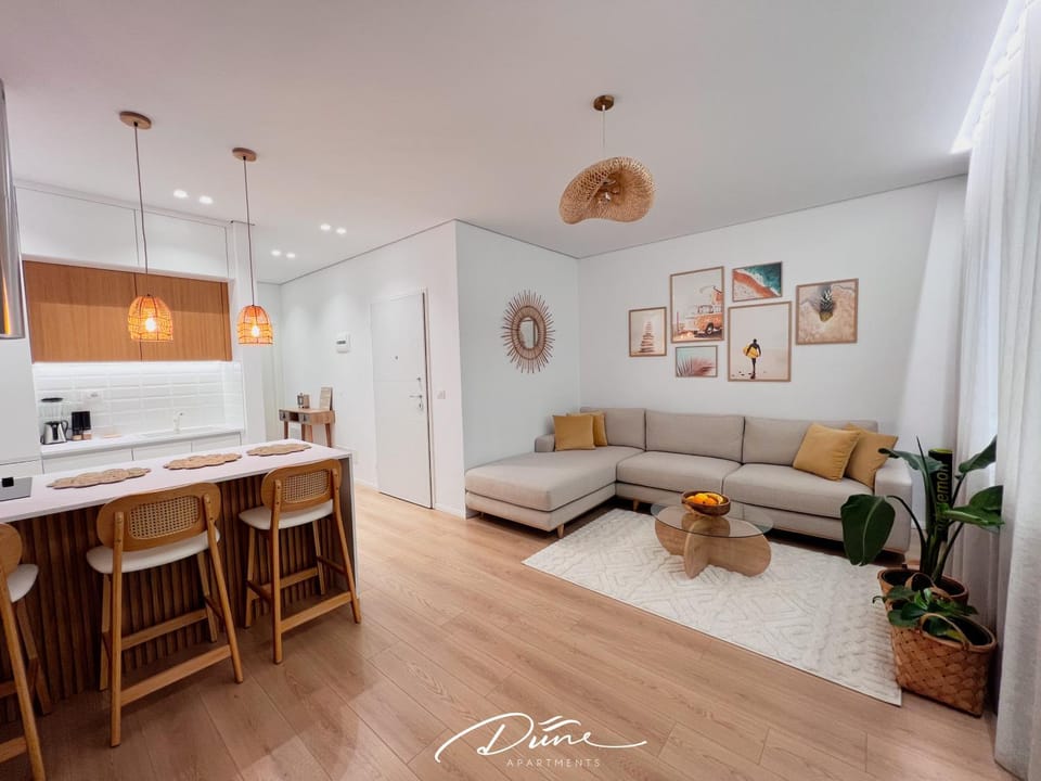 Kitchen or kitchenette, Living room, Seating area, Dining area