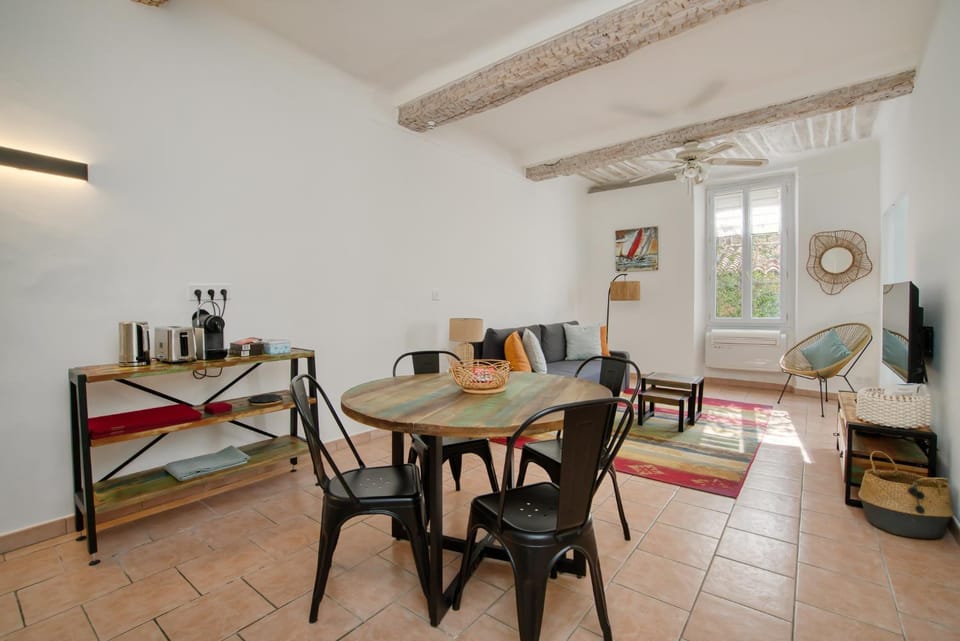 TV and multimedia, Living room, Seating area, Dining area