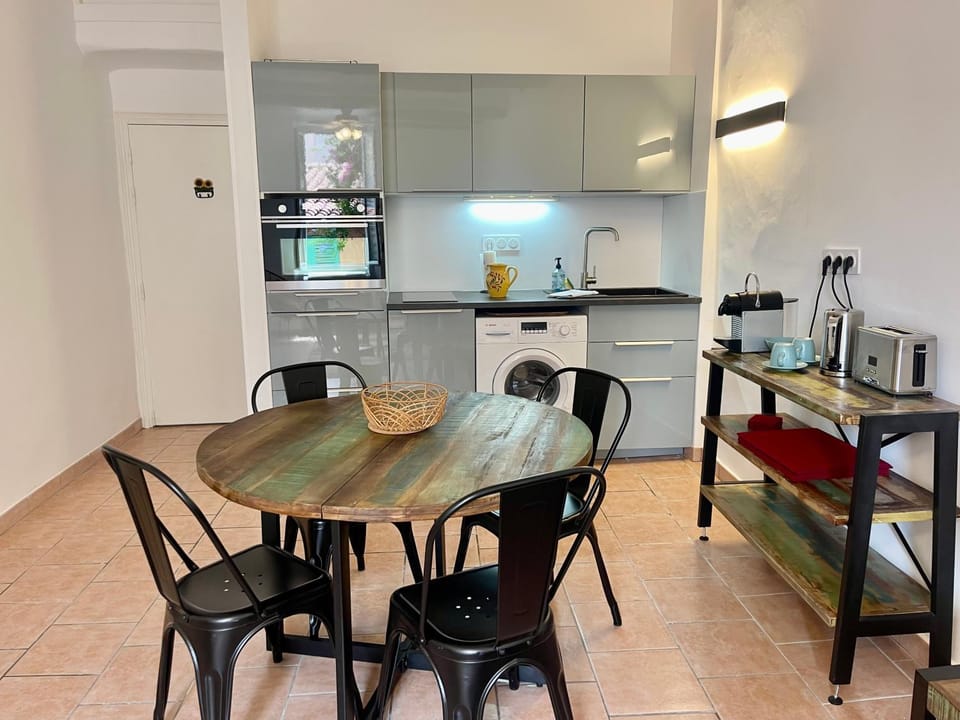 Coffee/tea facilities, Kitchen or kitchenette, Dining area, oven, stove, toaster