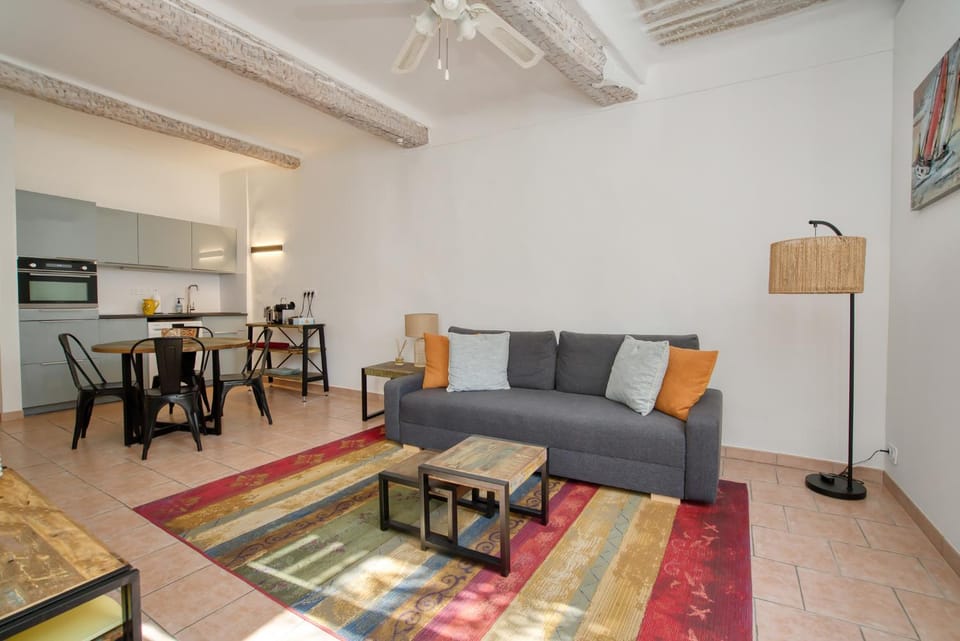 TV and multimedia, Seating area, Dining area