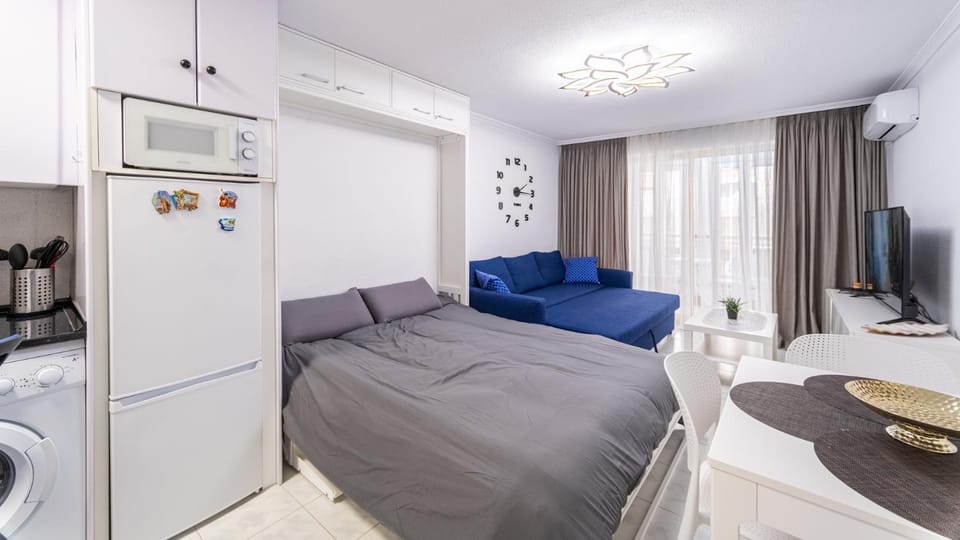 Calle Pedro Lorca Spacious Studio near Del Cura Beach , seafront with many reastoraunts, supermarket Masymas and pharmacy 24h Apartment in Torrevieja