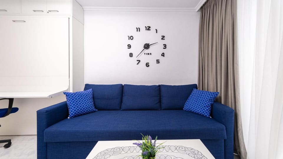 Calle Pedro Lorca Spacious Studio near Del Cura Beach , seafront with many reastoraunts, supermarket Masymas and pharmacy 24h Apartment in Torrevieja