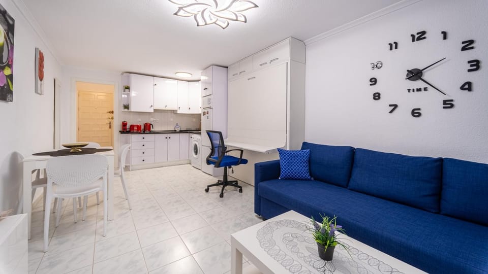 Calle Pedro Lorca Spacious Studio near Del Cura Beach , seafront with many reastoraunts, supermarket Masymas and pharmacy 24h Apartment in Torrevieja