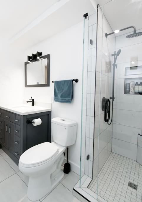 Lovely 1 Bedroom Suite Near Town Apartment in Langford