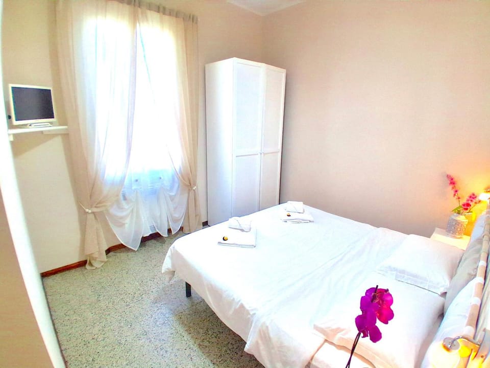 Bed, TV and multimedia, View (from property/room), Photo of the whole room, Bedroom, City view, Mountain view, towels, wardrobe