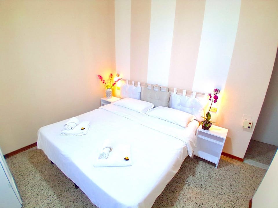 Bed, Photo of the whole room, Bedroom, hair dryier, safe, towels