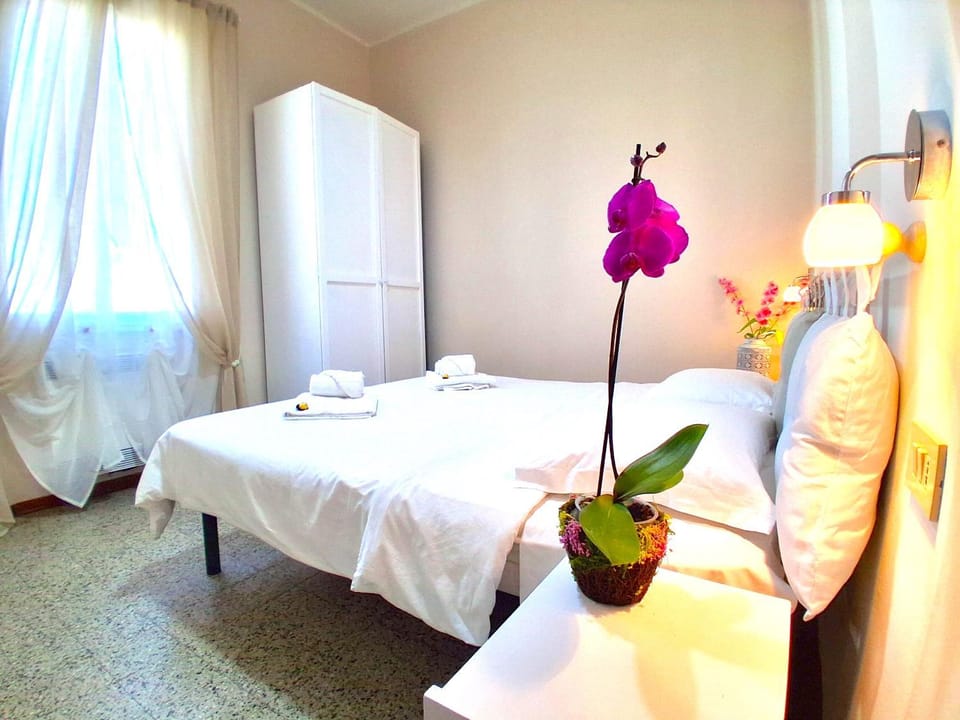 Bed, Photo of the whole room, Bedroom, City view, Mountain view, hair dryier, heating, safe, towels