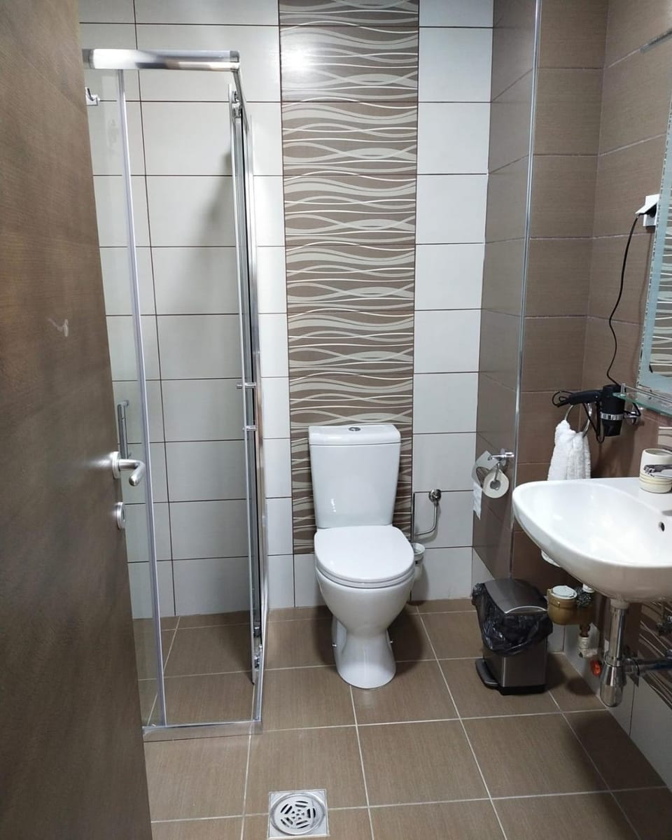 Shower, Toilet, Bathroom, towels