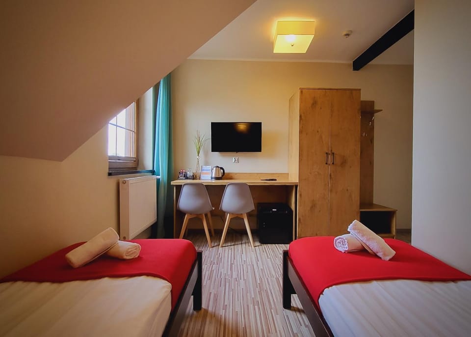 Bed, TV and multimedia, Photo of the whole room, Bedroom, hair dresser