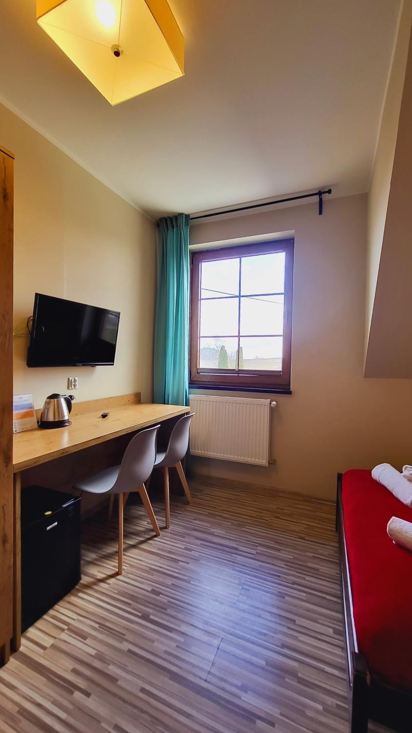 Bed, TV and multimedia, hair dresser